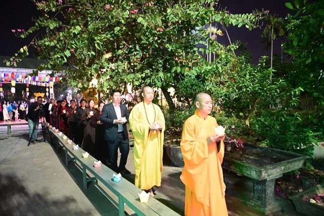 Thắp hoa đăng cầu nguyện