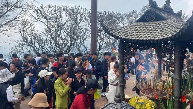 Nhân dân và du khách chiêm bái tại chùa Hoa Yên - Ảnh: Quang Thọ Nhân dân và du khách chiêm bái tại chùa Hoa Yên - Ảnh: Quang Thọ