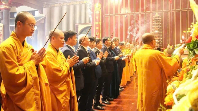 Chư tôn đức, đại biểu dâng hương cầu quốc thái dân an - Ảnh: Quang Thọ Chư tôn đức, đại biểu dâng hương cầu quốc thái dân an - Ảnh: Quang Thọ