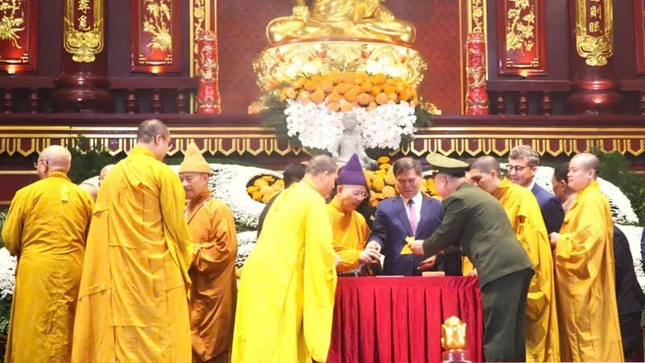 Lễ đóng dấu thiêng Yên Tử - Ảnh: Quang Thọ Lễ đóng dấu thiêng Yên Tử - Ảnh: Quang Thọ