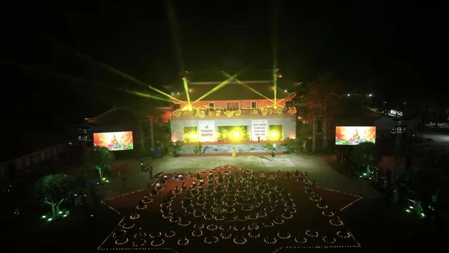 Những ngọn hoa đăng tạo nên đêm thiêng Ngọa Vân Yên Tử Những ngọn hoa đăng tạo nên đêm thiêng Ngọa Vân Yên Tử