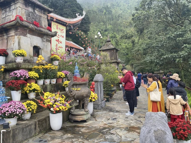 Du khách du xuân Ngọa Vân trật tự, trang nghiêm Du khách du xuân Ngọa Vân trật tự, trang nghiêm