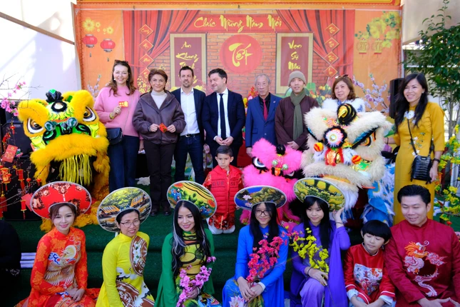 Ông Thị trưởng thành phố Marseille (La Mairie), bà Chủ tịch vùng Đô thị Aix-Marseille Provence cùng một số quan chức chính quyền địa phương và lãnh sự danh dự Việt Nam tại Pháp đến chùa Trúc Lâm chúc mừng Tết cổ truyền dân tộc Việt Nam Ông Thị trưởng thành phố Marseille (La Mairie), bà Chủ tịch vùng Đô thị Aix-Marseille Provence cùng một số quan chức chính quyền địa phương và lãnh sự danh dự Việt Nam tại Pháp đến chùa Trúc Lâm chúc mừng Tết cổ truyền dân tộc Việt Nam