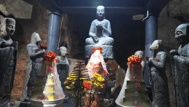 Trong động Liên Hoa còn có hệ thống các tượng đá...