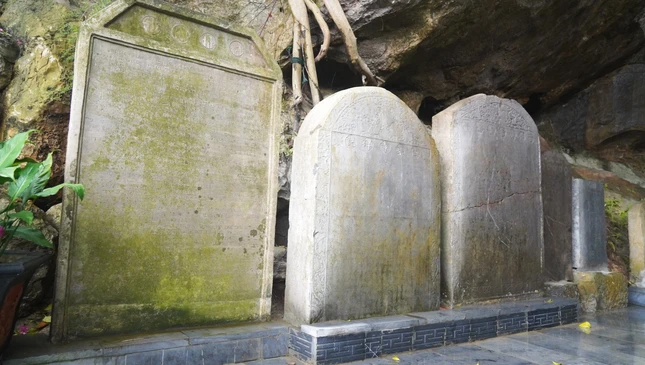 ... cùng nhiều bia đá cổ