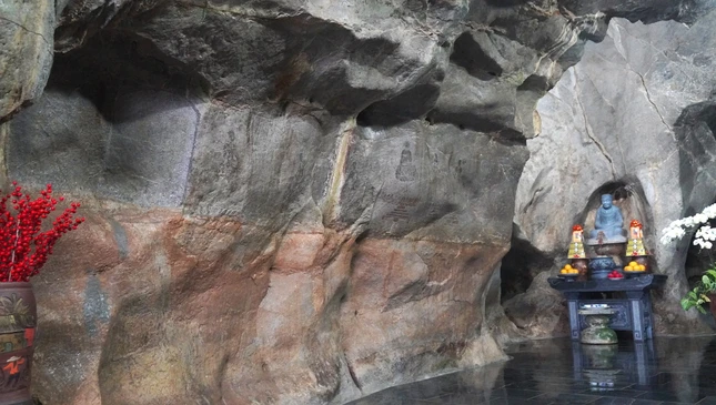 Các bức tranh ma nhai hình 18 vị La Hán được khắc trên vách đá theo hàng ngang, nối liền nhau, cao cách mặt đất hơn 1m