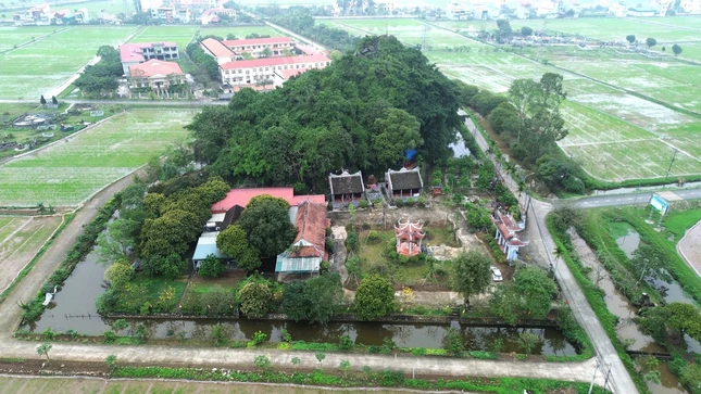 Khu vực chùa Phong Phú nằm tách biệt với khu dân cư, xung quanh là đồng ruộng của người dân