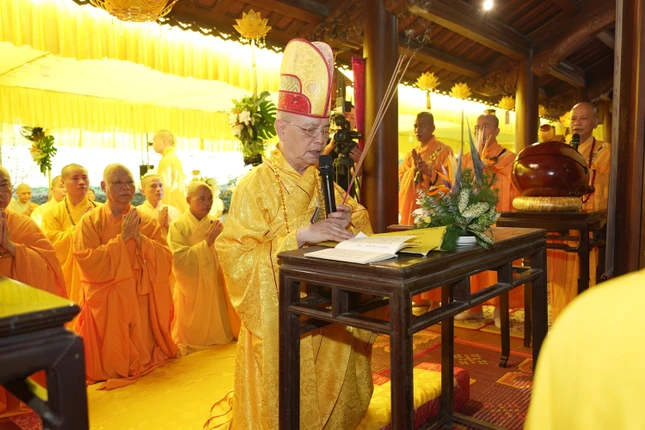 Hòa thượng Thích Huệ Phước cung tiến Giác linh Tổ sư