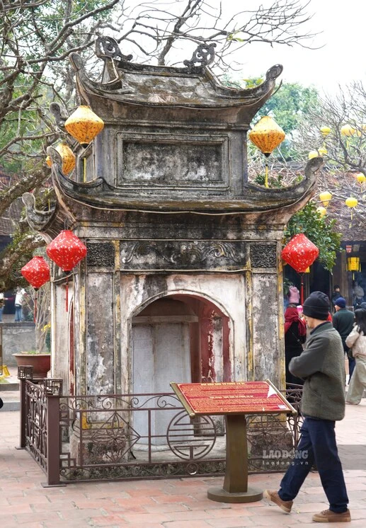 Cùng nằm trong khuôn viên sân chùa Côn Sơn là bảo vật quốc gia - Bia Côn Sơn Tư Phúc Tự Bi. Tấm bia này được tạo tác năm Hoằng Định thứ 8 (1607) trong đợt đại trùng tu chùa Côn Sơn ở thế kỷ XVII, do nhà sư trụ trì chùa Côn Sơn Tư Phúc Mai Trí Bản chủ trì Cùng nằm trong khuôn viên sân chùa Côn Sơn là bảo vật quốc gia - Bia Côn Sơn Tư Phúc Tự Bi. Tấm bia này được tạo tác năm Hoằng Định thứ 8 (1607) trong đợt đại trùng tu chùa Côn Sơn ở thế kỷ XVII, do nhà sư trụ trì chùa Côn Sơn Tư Phúc Mai Trí Bản chủ trì