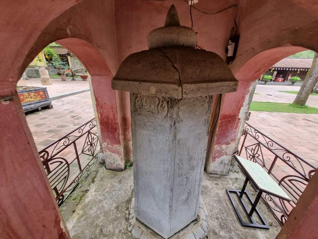 Tấm bia được làm bằng đá xanh hình lục lăng, 6 mái, chóp mái nhọn, chân bia tạc hình cánh sen. Nội dung bia Côn Sơn Tư Phúc Tự Bi ghi chép cô đọng, xúc tích về đợt trùng tu chùa Côn Sơn năm 1607 do thiền sư trụ trì chùa Côn Sơn - Mai Trí Bản khởi xướng. Tấm bia được làm bằng đá xanh hình lục lăng, 6 mái, chóp mái nhọn, chân bia tạc hình cánh sen. Nội dung bia Côn Sơn Tư Phúc Tự Bi ghi chép cô đọng, xúc tích về đợt trùng tu chùa Côn Sơn năm 1607 do thiền sư trụ trì chùa Côn Sơn - Mai Trí Bản khởi xướng.