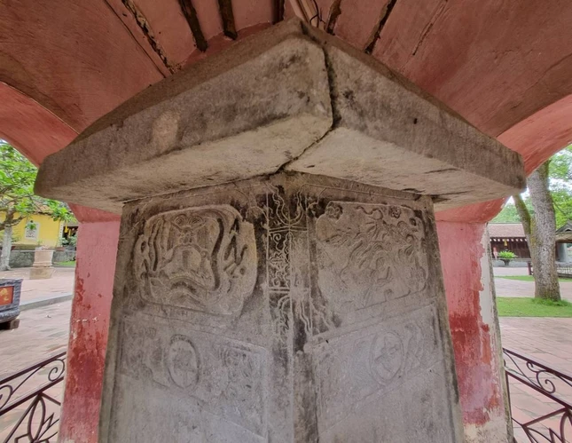 Mỗi mặt bia, trán bia khắc lần lượt tên bia các mặt từ một đến sáu theo thứ tự: Côn, Sơn, Tư, Phúc, Tự và Bi. Ngoài phần chữ ghi nội dung, 6 mặt bia Côn Sơn Tư Phúc Tự Bi là hình ảnh những con rồng được tạc theo phong cách thời Mạc với thân dài, mảnh, uốn lưng ngựa, sừng trâu... Ngày 15-2-1965, Chủ tịch Hồ Chí Minh về thăm Côn Sơn, Người đã đọc tấm bia này. Năm 2017, Bia Côn Sơn Tư Phúc Tự Bi được công nhận là bảo vật quốc gia Mỗi mặt bia, trán bia khắc lần lượt tên bia các mặt từ một đến sáu theo thứ tự: Côn, Sơn, Tư, Phúc, Tự và Bi. Ngoài phần chữ ghi nội dung, 6 mặt bia Côn Sơn Tư Phúc Tự Bi là hình ảnh những con rồng được tạc theo phong cách thời Mạc với thân dài, mảnh, uốn lưng ngựa, sừng trâu... Ngày 15-2-1965, Chủ tịch Hồ Chí Minh về thăm Côn Sơn, Người đã đọc tấm bia này. Năm 2017, Bia Côn Sơn Tư Phúc Tự Bi được công nhận là bảo vật quốc gia