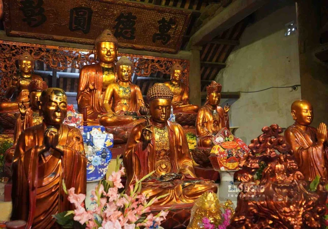 Ngoài 2 tấm bia, chùa Côn Sơn hiện còn lưu giữ bảo vật quốc gia là Bộ tượng Tam thế Phật (được công nhận bảo vật quốc gia năm 2024), được tạo tác bằng gỗ, phủ sơn son, thếp vàng, gồm 3 phần: thân tượng, tòa sen và bệ gỗ. Mỗi pho tượng cao từ 1,55-1,75m, nặng khoảng 100kg. Các pho tượng đều có những giá trị đặc biệt về lịch sử, là tác phẩm nghệ thuật có giá trị thẩm mỹ tiêu biểu cho một phong cách, một thời kỳ lịch sử Ngoài 2 tấm bia, chùa Côn Sơn hiện còn lưu giữ bảo vật quốc gia là Bộ tượng Tam thế Phật (được công nhận bảo vật quốc gia năm 2024), được tạo tác bằng gỗ, phủ sơn son, thếp vàng, gồm 3 phần: thân tượng, tòa sen và bệ gỗ. Mỗi pho tượng cao từ 1,55-1,75m, nặng khoảng 100kg. Các pho tượng đều có những giá trị đặc biệt về lịch sử, là tác phẩm nghệ thuật có giá trị thẩm mỹ tiêu biểu cho một phong cách, một thời kỳ lịch sử