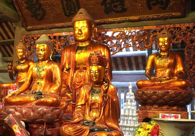 Bộ tượng Tam thế Phật chùa Côn Sơn được chạm tỉ mỉ, tinh tế tới từng chi tiết. Bộ tượng mang ý nghĩa về các lực lượng tự nhiên, phản ánh tục cầu mưa, cầu mùa, là khát vọng hằng xuyên của người Việt vùng châu thổ Bắc Bộ. Tòa sen dưới các pho tượng mang phong cách thời Mạc. Khối căng, cánh sen phồng lên, đầy đặn, đầu cánh sen có gờ cạnh... Bộ tượng được công nhận là bảo vật quốc gia góp phần tôn vinh các di sản văn hóa có giá trị tiêu biểu, tạo thuận lợi trong bảo tồn, phát huy giá trị di sản ở khu di tích quốc gia đặc biệt Côn Sơn - Kiếp Bạc Bộ tượng Tam thế Phật chùa Côn Sơn được chạm tỉ mỉ, tinh tế tới từng chi tiết. Bộ tượng mang ý nghĩa về các lực lượng tự nhiên, phản ánh tục cầu mưa, cầu mùa, là khát vọng hằng xuyên của người Việt vùng châu thổ Bắc Bộ. Tòa sen dưới các pho tượng mang phong cách thời Mạc. Khối căng, cánh sen phồng lên, đầy đặn, đầu cánh sen có gờ cạnh... Bộ tượng được công nhận là bảo vật quốc gia góp phần tôn vinh các di sản văn hóa có giá trị tiêu biểu, tạo thuận lợi trong bảo tồn, phát huy giá trị di sản ở khu di tích quốc gia đặc biệt Côn Sơn - Kiếp Bạc