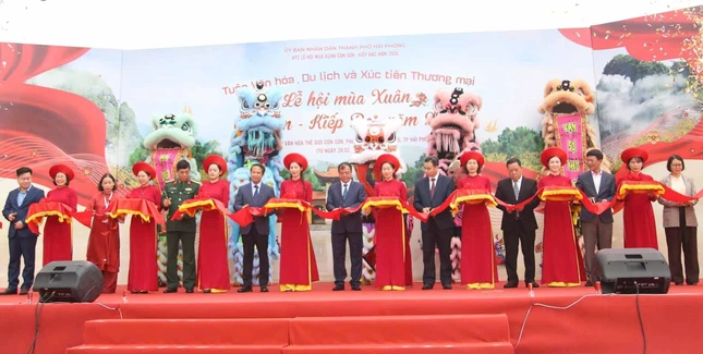 Ngày 28-2, TP.Hải Phòng tổ chức khai mạc Lễ hội mùa xuân Côn Sơn - Kiếp Bạc, kéo dài đến 11-3, là dịp để nhân dân tưởng nhớ, tri ân công lao to lớn của các bậc tiền nhân, đồng thời là cơ hội quảng bá hình ảnh quê hương Hải Phòng - vùng đất giàu truyền thống văn hóa, lịch sử và đầy tiềm năng phát triển du lịch và thương mại. Cùng với đó, Hải Phòng tổ chức Tuần Văn hóa, Du lịch và Xúc tiến Thương mại trong khuôn khổ lễ hội nhằm tôn vinh giá trị di sản, mà còn góp phần cụ thể hóa chủ trương phát triển văn hóa gắn với kinh tế, phát huy nội lực để thúc đẩy tăng trưởng bền vững - Ảnh: Sở VHTTDL Hải Phòng Ngày 28-2, TP.Hải Phòng tổ chức khai mạc Lễ hội mùa xuân Côn Sơn - Kiếp Bạc, kéo dài đến 11-3, là dịp để nhân dân tưởng nhớ, tri ân công lao to lớn của các bậc tiền nhân, đồng thời là cơ hội quảng bá hình ảnh quê hương Hải Phòng - vùng đất giàu truyền thống văn hóa, lịch sử và đầy tiềm năng phát triển du lịch và thương mại. Cùng với đó, Hải Phòng tổ chức Tuần Văn hóa, Du lịch và Xúc tiến Thương mại trong khuôn khổ lễ hội nhằm tôn vinh giá trị di sản, mà còn góp phần cụ thể hóa chủ trương phát triển văn hóa gắn với kinh tế, phát huy nội lực để thúc đẩy tăng trưởng bền vững - Ảnh: Sở VHTTDL Hải Phòng