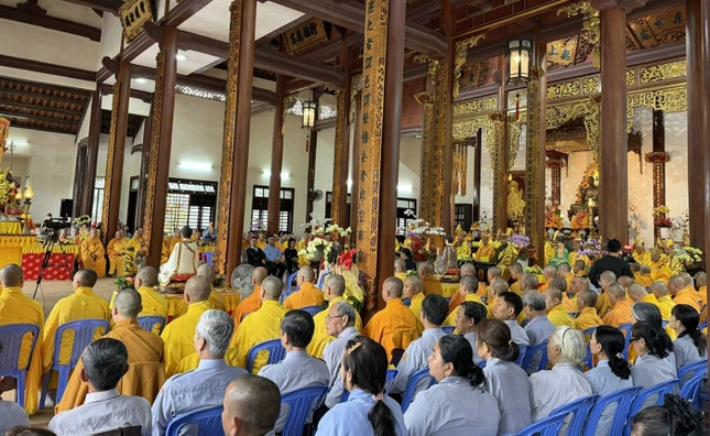 Đông đảo Tăng Ni, Phật tử tham dự khóa lễ