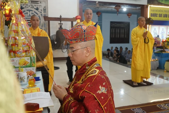 Thượng tọa Thích Thông Đạo niêm hương bạch Phật