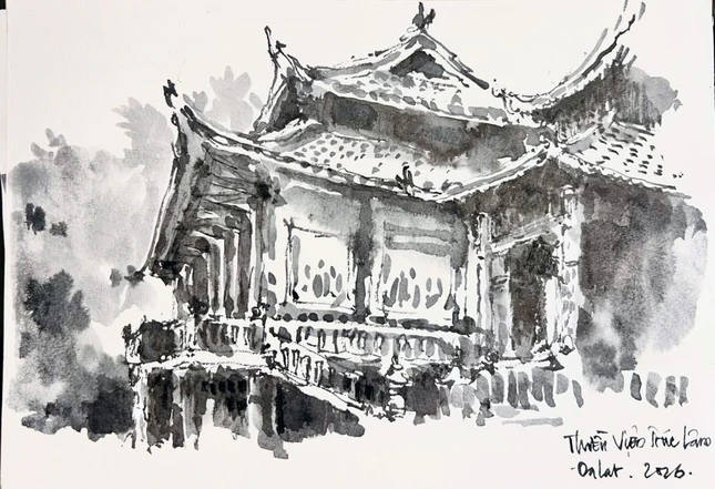 Chánh điện thiền viện Trúc Lâm có diện tích 192m2, được thiết kế mái cong đậm chất cổ truyền. Bên trong chánh điện, chính giữa là thờ tượng Đức Phật Bổn Sư Thích Ca Mâu Ni cao khoảng 2m; tay phải cầm cành hoa sen đưa lên, thuật ngữ trong nhà thiền gọi là "niêm hoa vi tiếu"; bên phải tôn tượng Đức Bổn Sư là tôn tượng Bồ-tát Văn Thù, bên trái là tôn tượng Bồ-tát Phổ Hiền - Ký họa: KTS.Phan Đình Trung