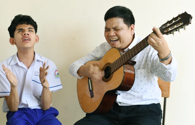 Từng phím đàn dưới tay thầy Thanh là một mầm xuân được đánh thức