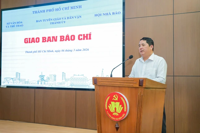 Ông Nguyễn Tấn Phong thông tin về công tác chuẩn bị cho cuộc bầu cử - Ảnh: KHPT