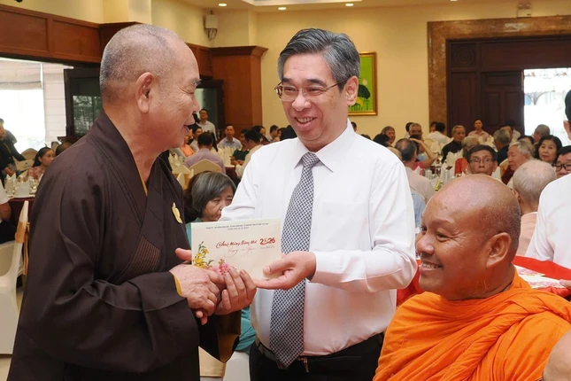 Ông Nguyễn Phước Lộc trao thiệp chúc mừng năm mới đến các đại biểu - Ảnh: Hoàng Hùng