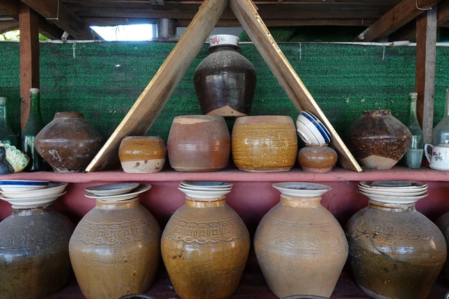 Vật dụng là đồ sành, sứ của người dân làng Sung Đinh xưa