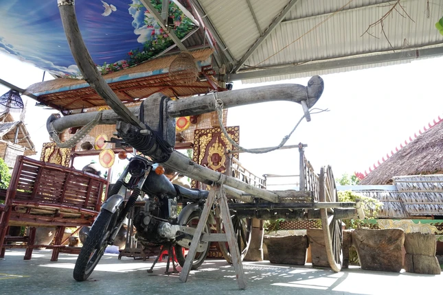 Chiếc xe bò dùng để chở hàng hóa, lúa, gạo, nông sản cũng được người dân vùng Bảy Núi mang đến chùa