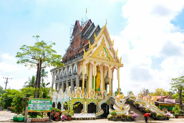 Chánh điện chùa Peam Buôl Thmây gây ấn tượng với gam màu vàng - trắng chủ đạo thanh thoát