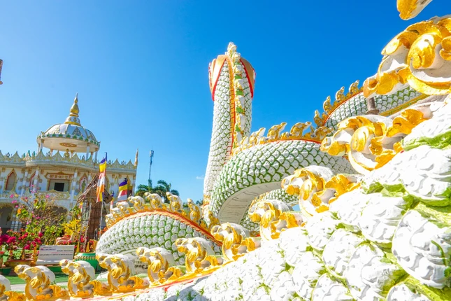 Cặp rồng dài hơn 30m uốn lượn quanh chánh điện chùa Peam Buôl Thmây