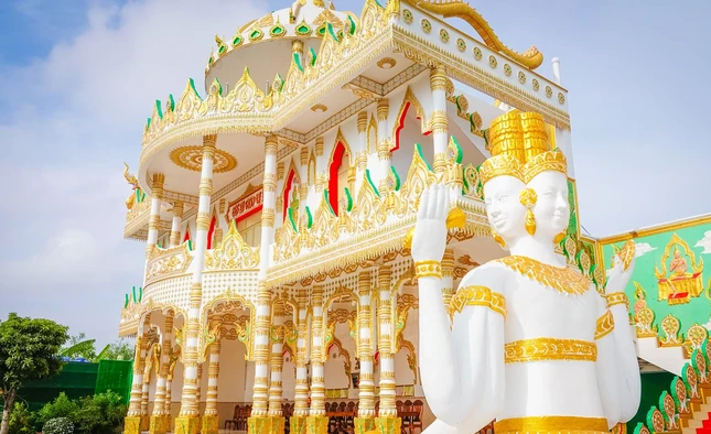 Tăng xá của chùa nổi bật với tông trắng trang nhã, họa tiết nhũ vàng tinh tế