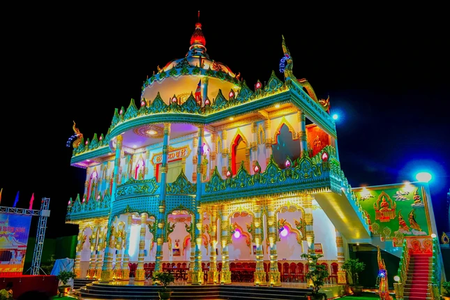 Tăng xá lung linh về đêm