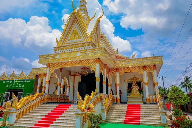 Sala của chùa Peam Buôl Thmây nổi bật với tông trắng trang nhã, họa tiết nhũ vàng