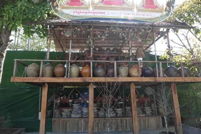 “Bảo tàng tự nguyện” bằng gỗ trong khuôn viên chùa để lưu giữ các hiện vật cổ do người dân dâng tặng