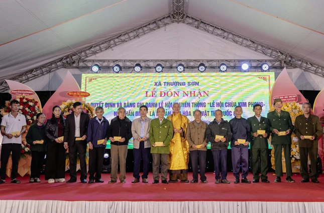 Trao quà đến các hoàn cảnh khó khăn tại xã Trường Sơn nhân dịp đón nhận quyết định và bằng công nhận Lễ hội chùa Kim Phong - núi Thần Đinh là Di sản văn hóa phi vật thể quốc gia