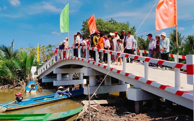 Niềm vui của người dân khi cây cầu dân sinh chính thức được đưa vào sử dụng