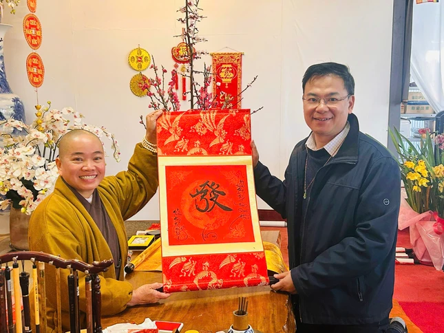 Ni sư Thích nữ Tâm Trí tặng chữ thư pháp đến ông Phạm Quang Hiệu