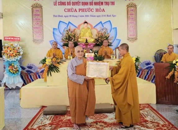 Thượng tọa Thích Phước Minh trao tặng Bằng tuyên dương công đức đến Sư cô Thích nữ Diệu Hà