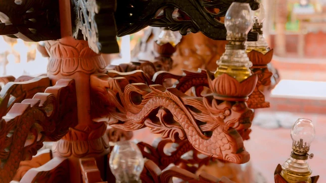 Các chi tiết chạm khắc hình rồng trên chân đèn thờ được nghệ nhân chế tác tinh xảo từ thân dừa