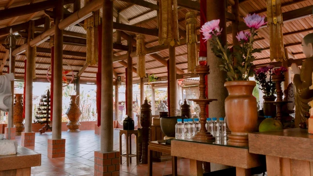 Nhiều vật phẩm trong chùa như lư hương, bình hoa, bàn ghế… đều được làm từ gỗ dừa, tạo sự đồng bộ độc đáo