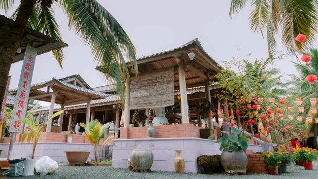 Nhờ kiến trúc đặc biệt và không gian thanh tịnh, chùa Long Quang ngày càng thu hút du khách và Phật tử đến tham quan, chiêm bái