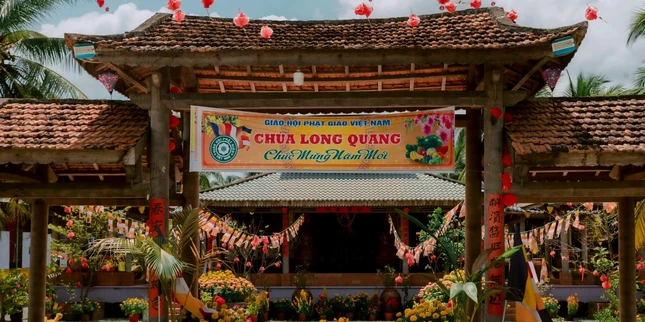 Cổng tam quan của chùa Long Quang