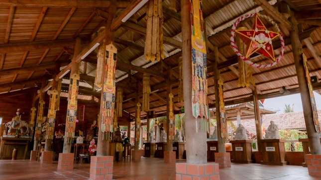 Hệ thống cột, kèo và đòn tay trong chùa được chế tác từ gỗ dừa lão đã qua xử lý, tạo nên nét kiến trúc độc đáo