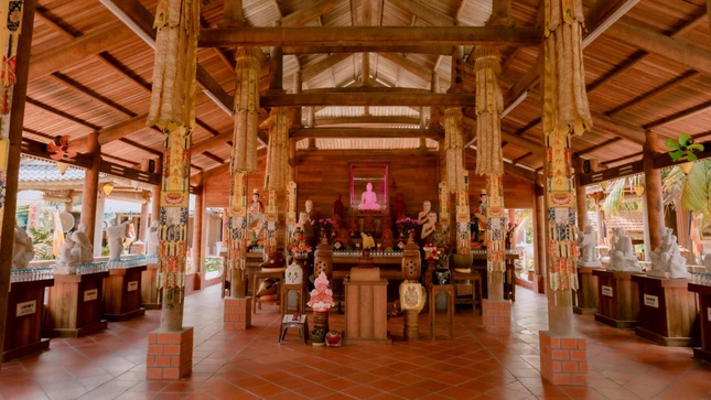 Không gian chánh điện trang nghiêm với sắc nâu trầm của gỗ dừa, tạo cảm giác ấm cúng cho người viếng chùa