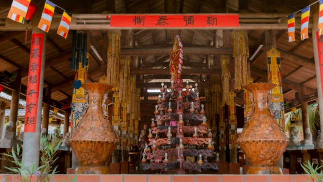 Cặp lục bình kích thước lớn được chế tác công phu từ hàng ngàn mảnh gỗ dừa ghép lại