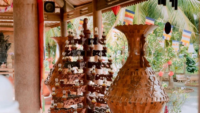 Tại chùa Long Quang, tháp đèn thờ nhiều tầng trong chánh điện là một trong những pháp khí nổi bật làm từ gỗ dừa