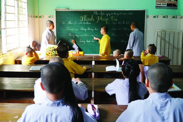 Lớp học của các chú tiểu bên cạnh chánh điện của tu viện