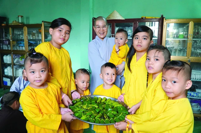 Nhà chùa làm bánh bột lọc bán để lấy kinh phí nuôi các chú tiểu đi học