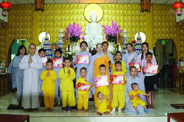 Sư cô Liên Thảo và các chú tiểu tại tu viện Cát Tường