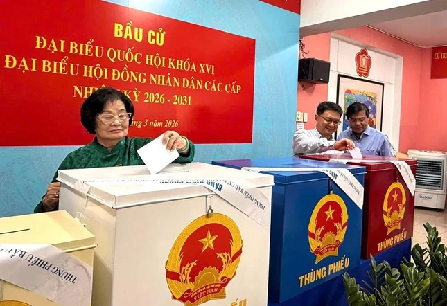 Anh hùng Lực lượng Vũ trang Nhân dân, Đại tá Nguyễn Thị Thảo bỏ lá phiếu của mình tại khu vực bỏ phiếu số 6 (điểm Trường Mầm non Sơn Ca 11, phường Phú Nhuận, TP.HCM) - Ảnh: Thái Phương