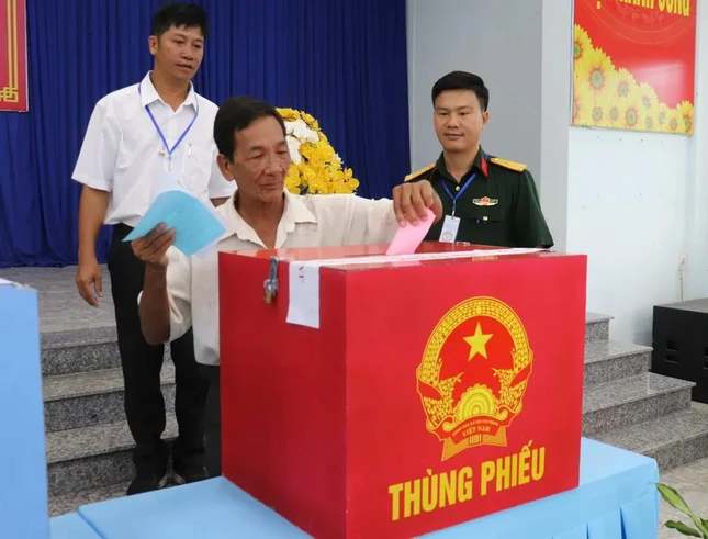 Cử tri tham gia bầu cử tại khu vực bỏ phiếu số 1, xã Thạnh An - Ảnh: Cẩm Tuyết