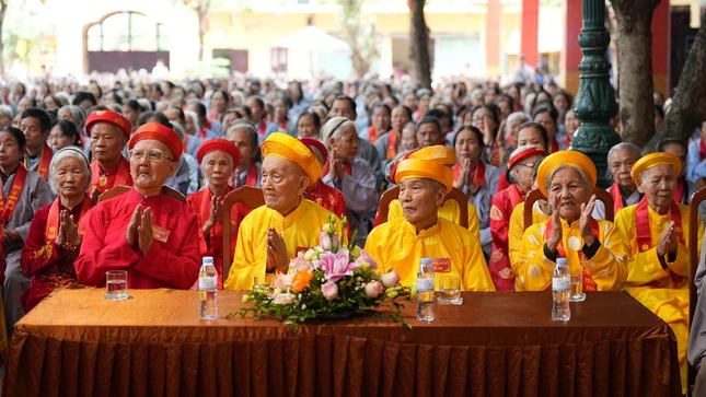 Trong 1.281 Phật tử cao niên được mừng thọ năm nay, trong đó 173 cụ thượng thọ từ 90 tuổi trở lên, đặc biệt có 12 cụ trên 100 tuổi Trong 1.281 Phật tử cao niên được mừng thọ năm nay, trong đó 173 cụ thượng thọ từ 90 tuổi trở lên, đặc biệt có 12 cụ trên 100 tuổi